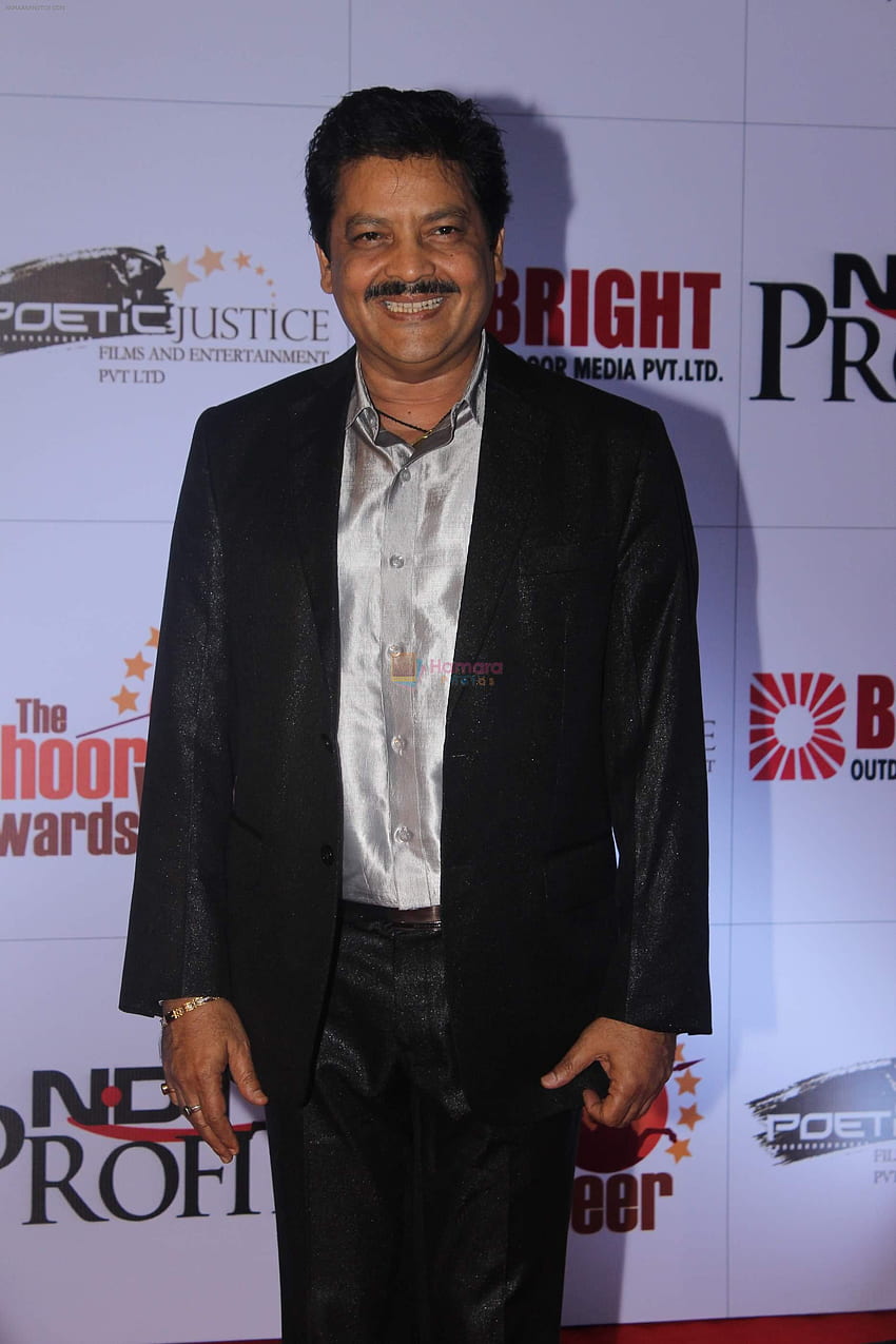 3 月 14 日にムンバイで開催された Shoorveer Awards での Udit Narayan / Udit Narayan - ボリウッド HD電話の壁紙