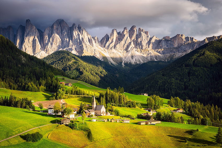 Village in the Italian Alps Full, Italian Countryside HD wallpaper