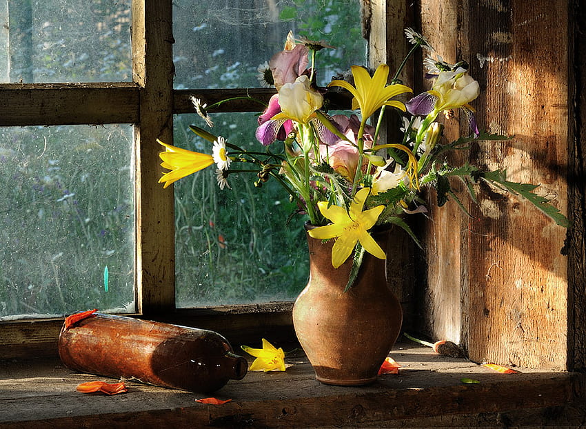 STILLLEBEN, Fensterbank, Sonnenstrahlen, die durch das Fenster filtern, Keramikkrug, Steingutflasche, Blumen, altes Häuschen HD-Hintergrundbild