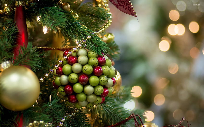 Red and green marbles on the bauble HD wallpaper