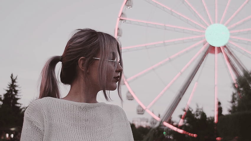 Hipster young caucasian blonde millennial girl in glasses and white, Hipster Ferris Wheel HD wallpaper
