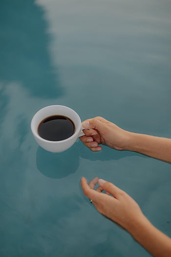 STUDY – Drinking coffee from a clear cup enhances the sweetness