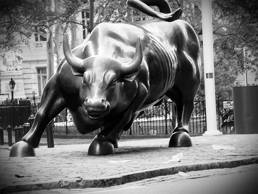 Was ist ein bullischer Markt und wie erkennt man ihn?. Wall Street, New Yorker Börse, Ladebulle HD-Hintergrundbild