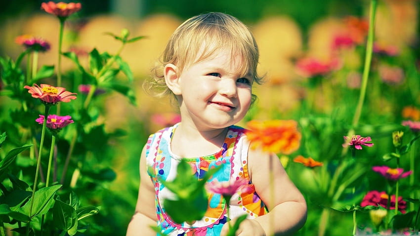 ジニアの花でかわいい女の赤ちゃん 高画質の壁紙