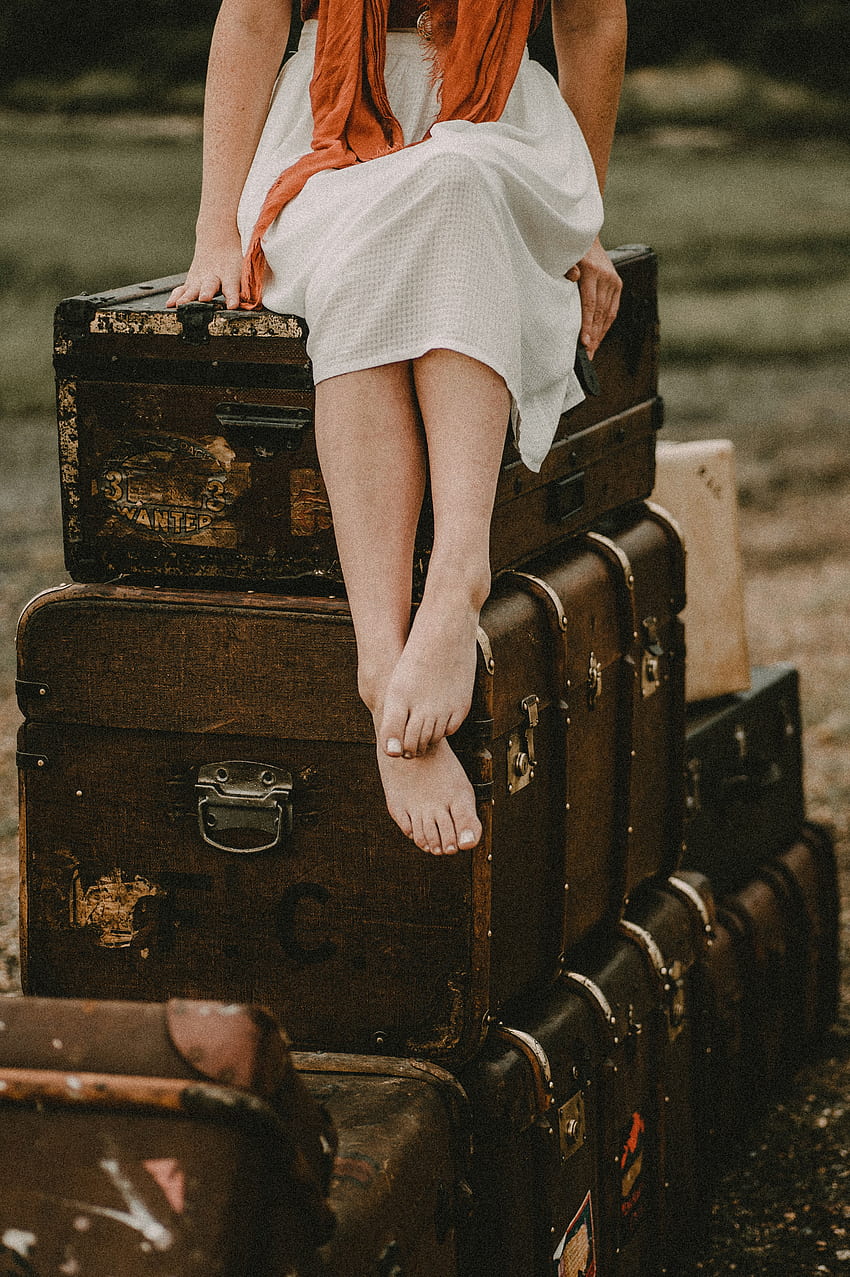 Przytnij stylową kobietę siedzącą na retro kufrach i walizkach · Stock, Vintage Suitcase Tapeta na telefon HD