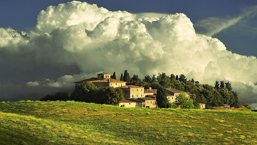 великолепни облаци над тосканска ферма, облаци, полета, ферма, хълмове HD тапет