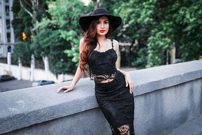 Rosalia Murcia en noir, modèle, robe, chapeau, brune Fond d'écran HD