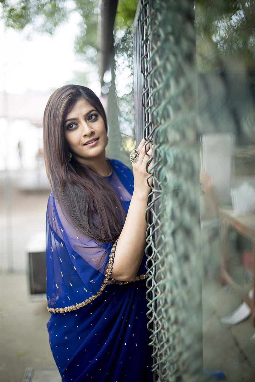 여배우 Varalaxmi Sarathkumar Latest hoot In Blue Saree - 최신 인도 할리우드 영화 업데이트, 브랜딩 온라인 및 여배우 갤러리, Varalakshmi Sarathkumar HD 전화 배경 화면