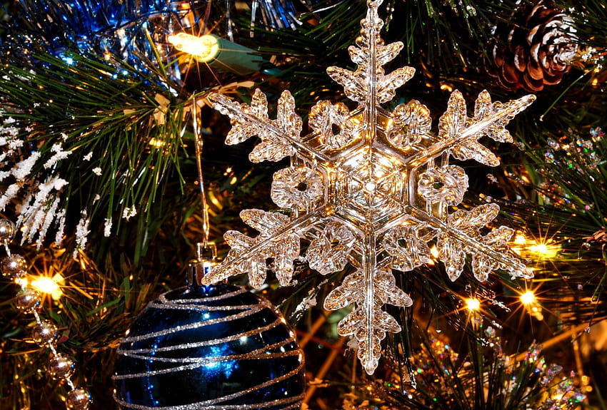Feiertage, Neujahr, Urlaub, Nahaufnahme, Weihnachtsschmuck, Weihnachtsbaumspielzeug, Weihnachtsbaum, Schneeflocke HD-Hintergrundbild