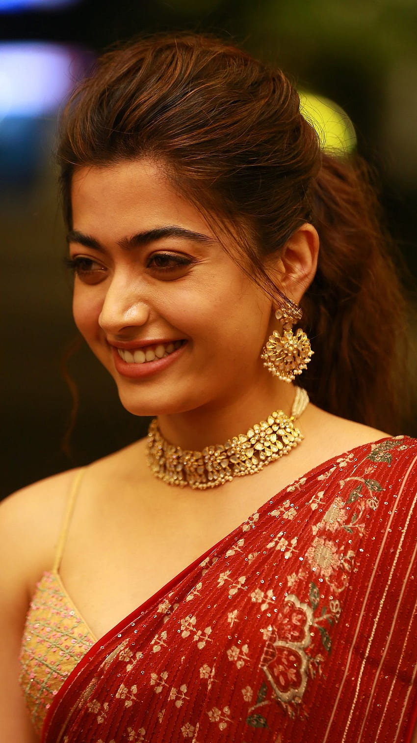Rashmika mandanna, attrice telugu, modella, bellezza sari Sfondo del telefono HD