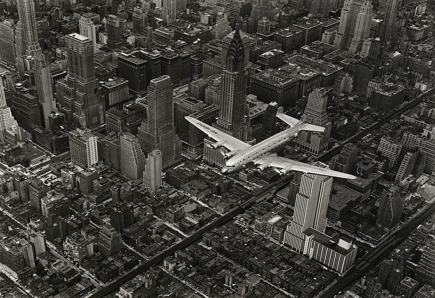 Margaret Bourke White dans un DC4 survolant New York City, graphique, New York, avion, vintage, noir et blanc Fond d'écran HD