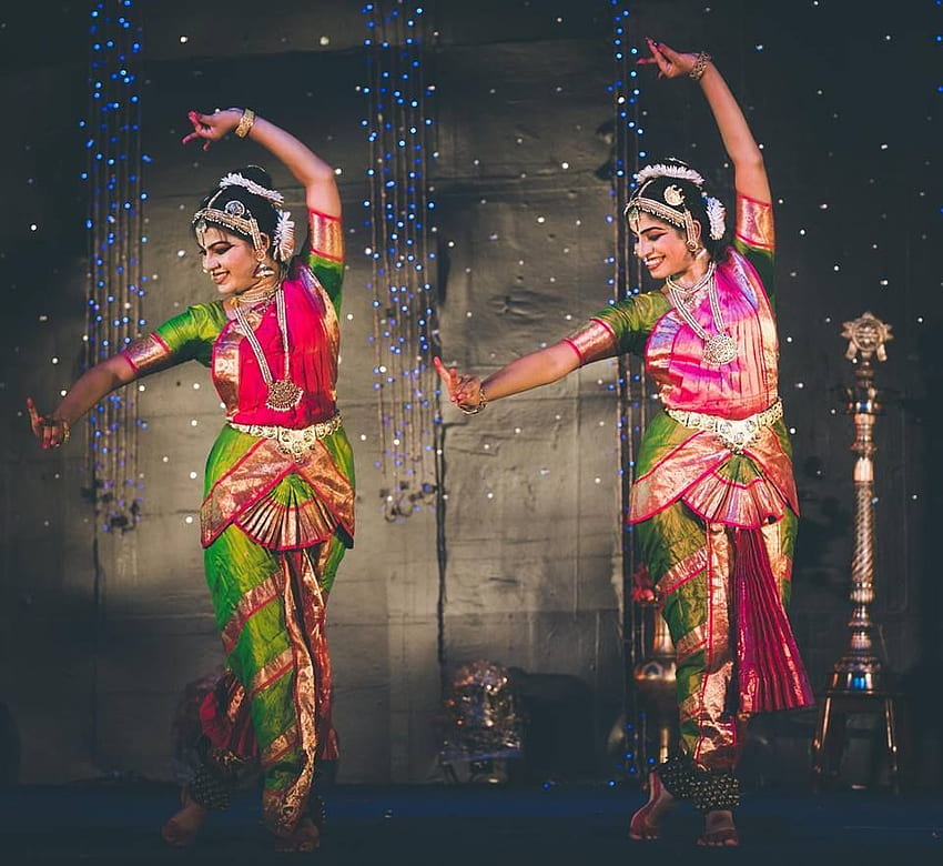 Grupo de Danza Bharatanatyam. Bailarines indios. clásico indio fondo de pantalla