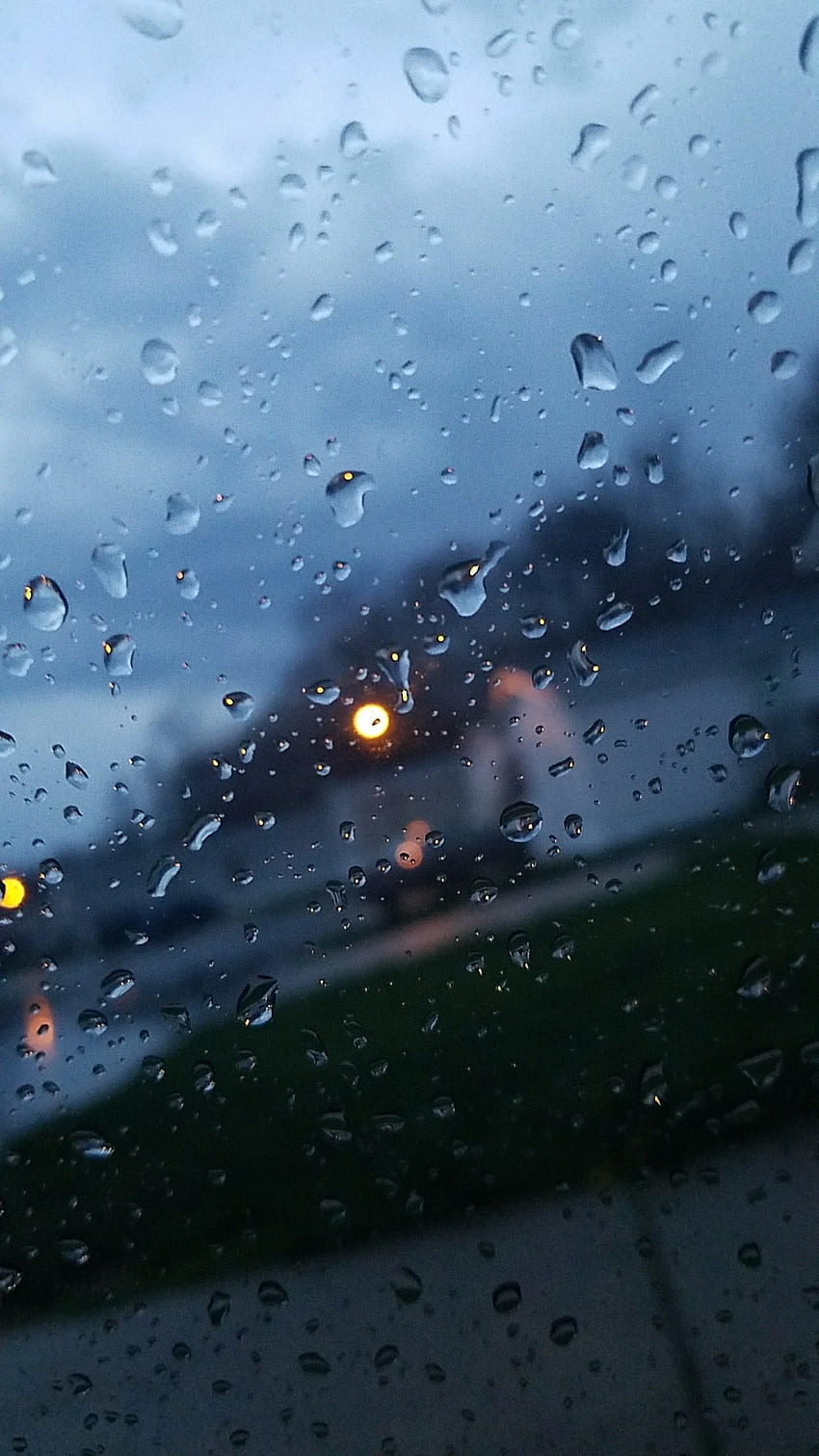 Uno scatto che ho scattato attraverso il finestrino del mio autista in una giornata piovosa. iPhone X - iPhone X, pioggia sulla finestra Sfondo del telefono HD