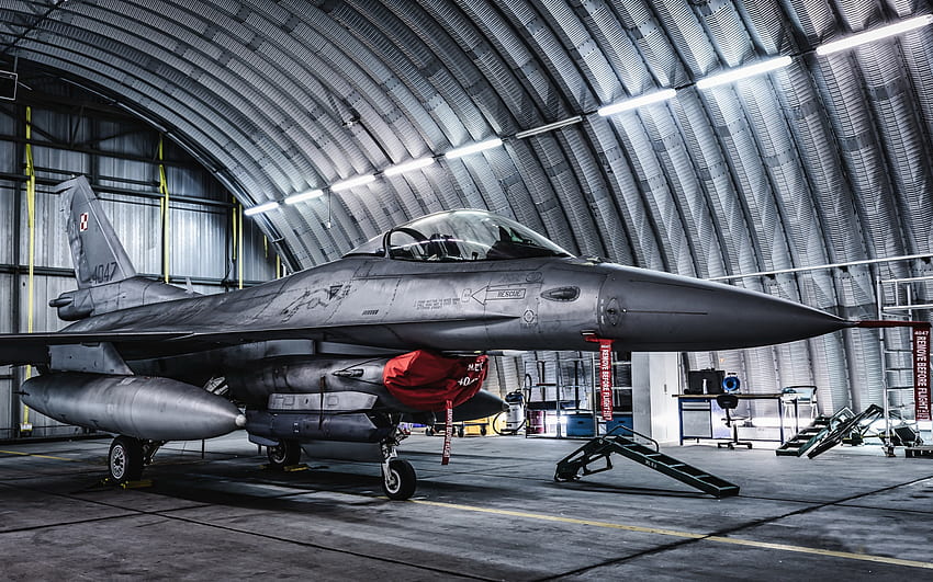 General Dynamics F-16 ファイティング ファルコン、F-16C、ポーランド空軍、F-16 格納庫、現代戦闘機、軍用機、戦闘機 高画質の壁紙