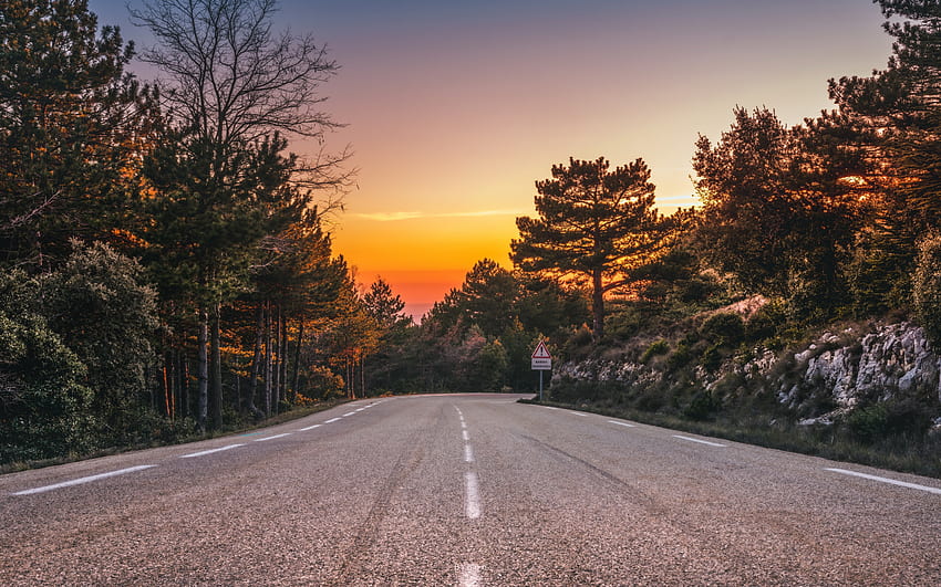 ถนนบนภูเขา ตอนเย็น พระอาทิตย์ตก ต้นไม้ สหรัฐอเมริกา ถนนยางมะตอย แนวคิดเส้นทาง แนวคิดการเดินทาง วอลล์เปเปอร์ HD
