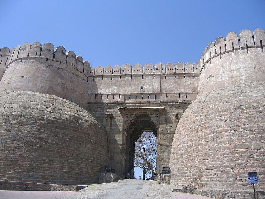 La enorme puerta del fuerte de Kumbhalgarh, llamada 'Ram Pol' (Puerta de Ram). Construido por Rana Kumbha en el siglo XV. Viajes a Egipto, Lugares para visitar, Patrimonio de la humanidad de la Unesco fondo de pantalla