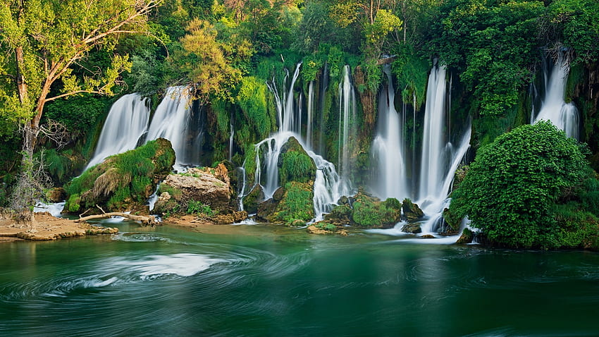 Wodospady Kravica, Bośnia i Hercegowina, rzeka, liście, upadek, jesień, kaskady, drzewa, kolory Tapeta HD
