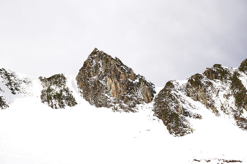 Rocky cliffs, winter, snow layers HD wallpaper