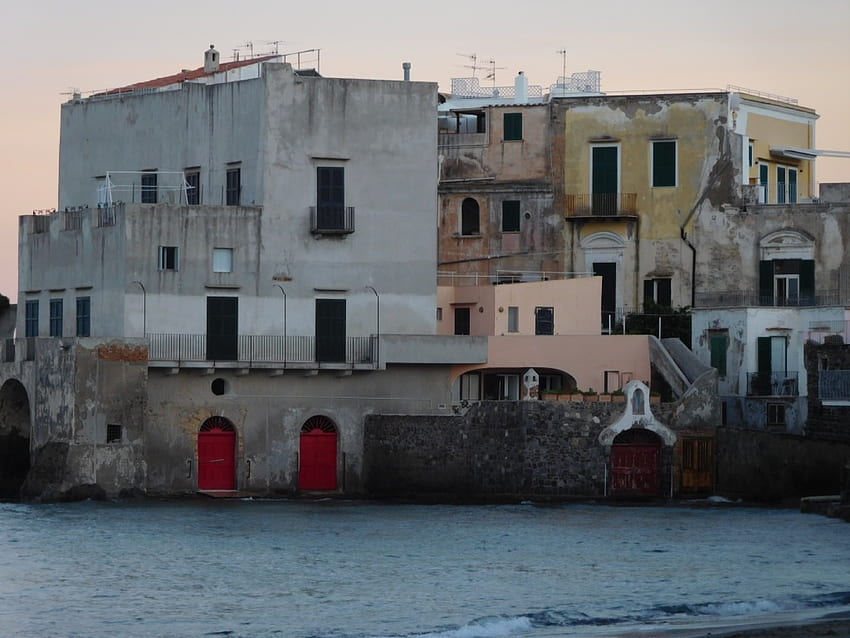Stare budynki nad morzem Ischia Włochy, budynki, Ischia, Włochy, morze Tapeta HD