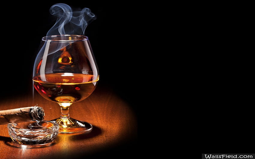 Bicchiere di brandy. . Sigari e whisky, bicchiere di brandy, vetro Sfondo HD