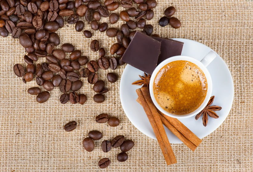 Café com espuma, espuma, café, canela, anis estrelado, grãos, pires, bebida papel de parede HD
