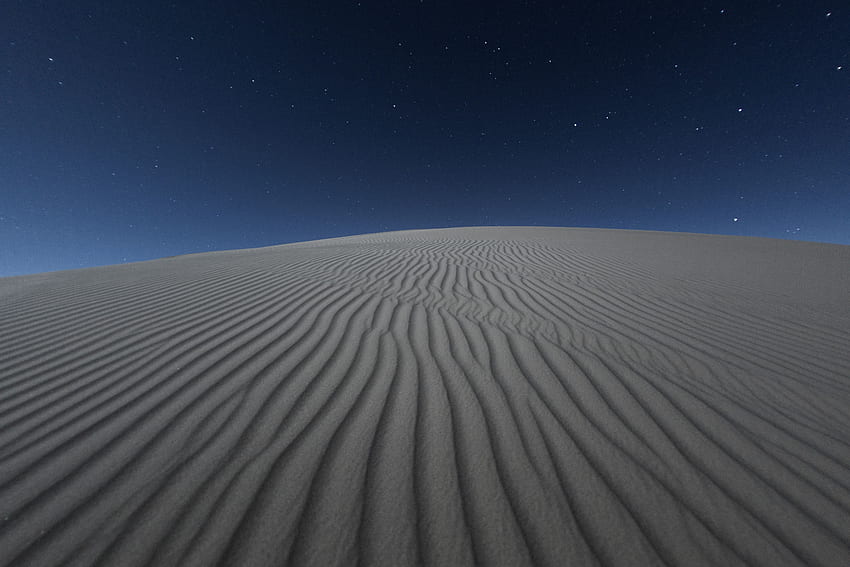 Desierto, cielo azul, arena, paisaje blanco, noche. fondo de pantalla