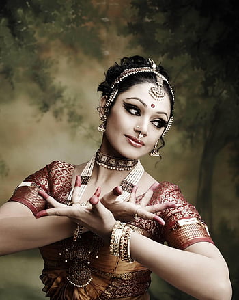 Traditional Indian hairdo for Bharatanatyam folk dance   Nationalclothingorg