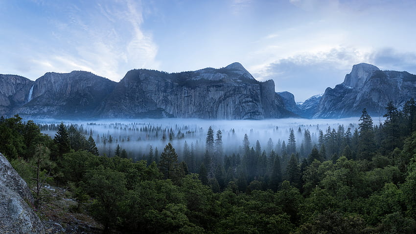 Vista da paisagem das montanhas rochosas, árvores, arbustos, floresta, com neblina no fundo do céu azul, natureza papel de parede HD