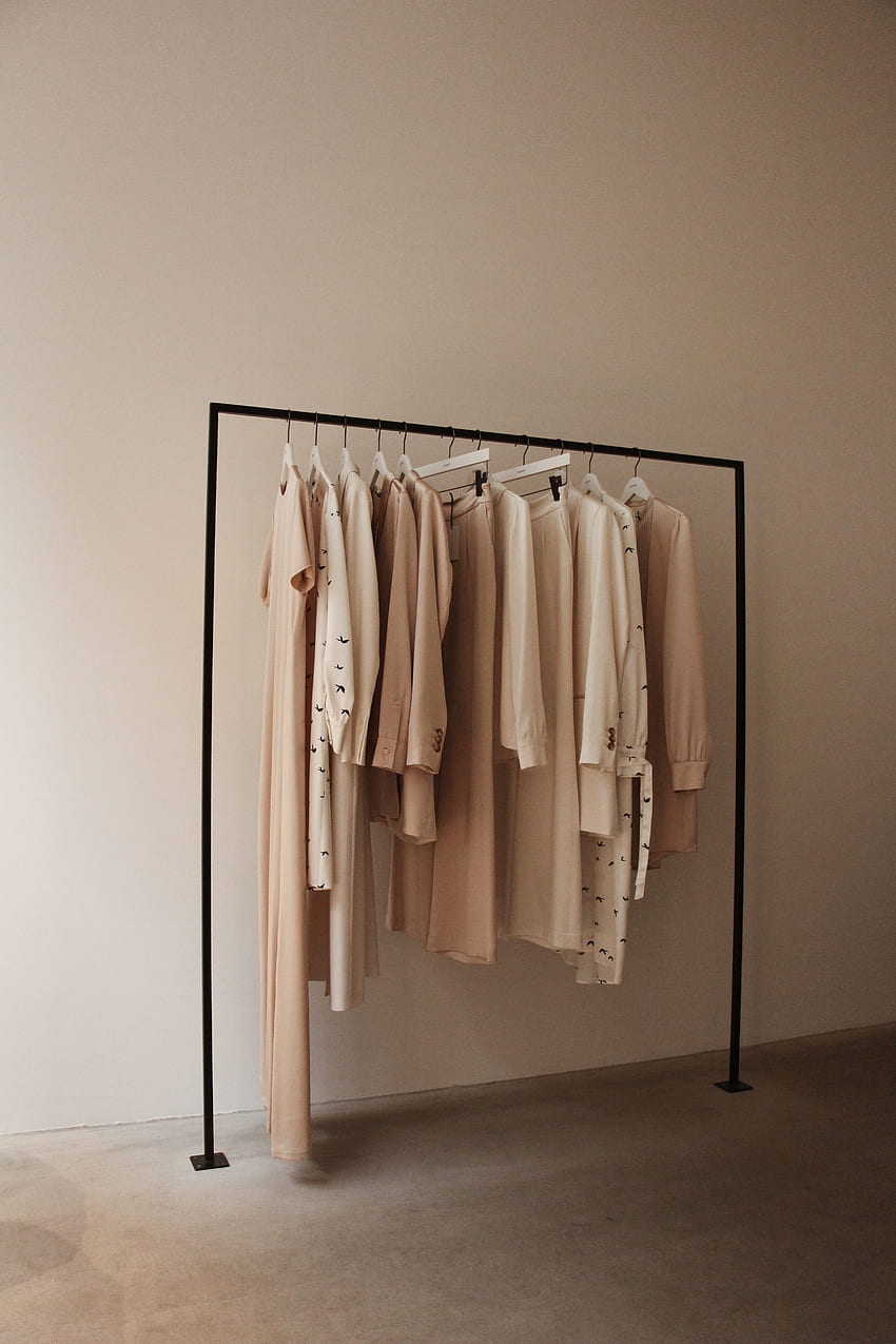La Coleção. Interior de loja de roupas, Estética bege, Cabideiro de roupas, Design de roupas Papel de parede de celular HD