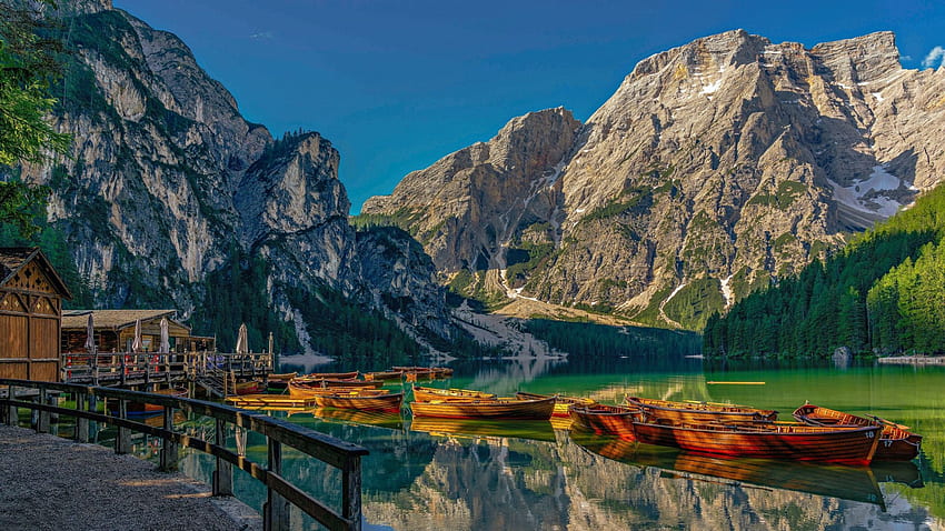 Lago di Braies, Tyrol du Sud, Italie, dolomites, pe, bateaux, arbres, montagnes, Alpes, eau, reflets Fond d'écran HD