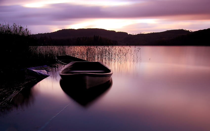 Luogo pacifico, barca, tramonto viola, tranquillo, bello, bellezza, lago, viola, barche, nuvole, alberi, vista, natura, cielo, acqua, bello, tramonto Sfondo HD