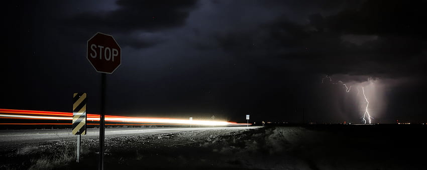 znaki, droga, noc, ciemność, burza z piorunami ultraszerokie tło monitora Tapeta HD