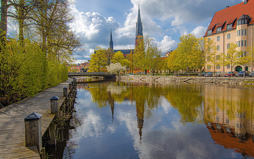 スウェーデン、ウプサラの遊歩道、教会、家、遊歩道、都市、スウェーデン、水 高画質の壁紙