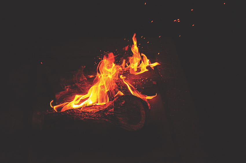 火、かがり火、闇、炎、火花 高画質の壁紙