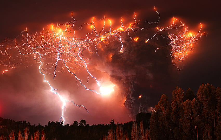 Гръмотевична буря близо до вулкан Светкавица удари над вулкана Puyehue, над 500 мили южно от Сантяго, Чили, понеделник юни (AP /Франсиско Негрони, ... HD тапет