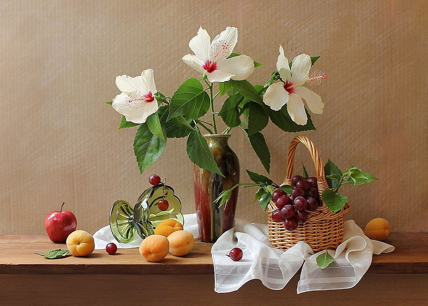 アプリコット、ブドウ、リンゴ、花、ハイビスカス、バスケット、花瓶、静物 高画質の壁紙