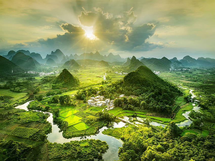 Hermoso paisaje de campo, montañas, pueblo, río, niebla, sol, China fondo de pantalla