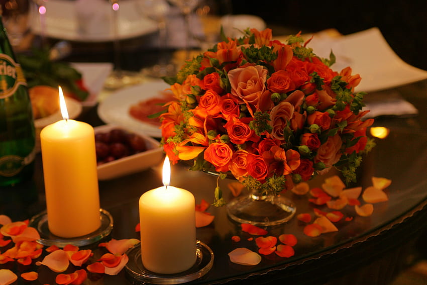 Romantisches Abendessen, Abendessen, Blumenstrauß, Rosen, Flamme, schön, hübsch, Blütenblätter, Blumen, Liebe, Kerzen, romantisch, schön HD-Hintergrundbild