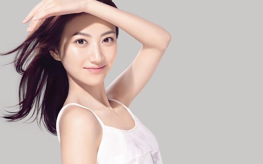 Aktris Jing Tian gri arka planda beyaz bir elbise giymiş. HD duvar kağıdı