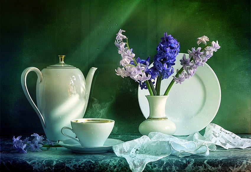 Frühlingstisch, Tisch, Vase, Spitzenschal, Tasse, Hyazinthen, Stillleben, Teller, Blumen, Untertasse, Teekanne HD-Hintergrundbild