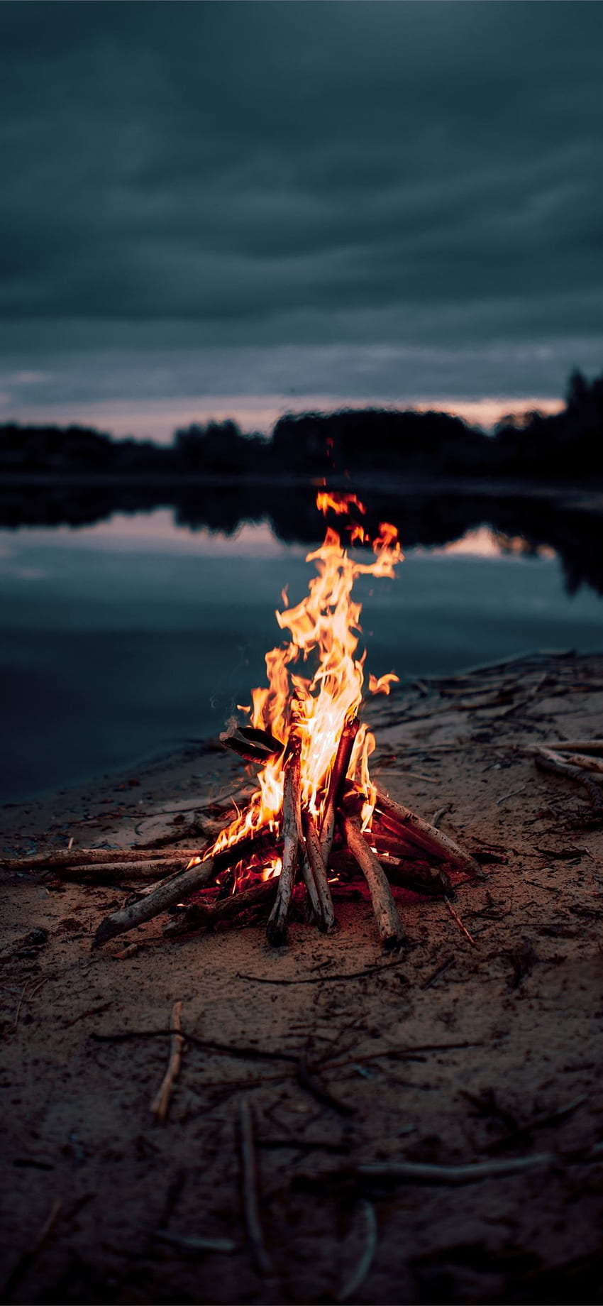 fogueira perto de um corpo de água durante a noite iPhone , Campfire Night Papel de parede de celular HD