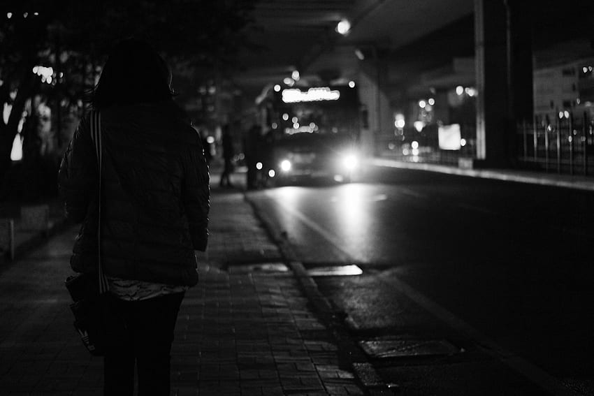 Kobieta dziewczyna czarno-białe miasto ludzie droga ulica rozmycie światła pojazd miejski. Najlepsza wysoka jakość Tapeta HD