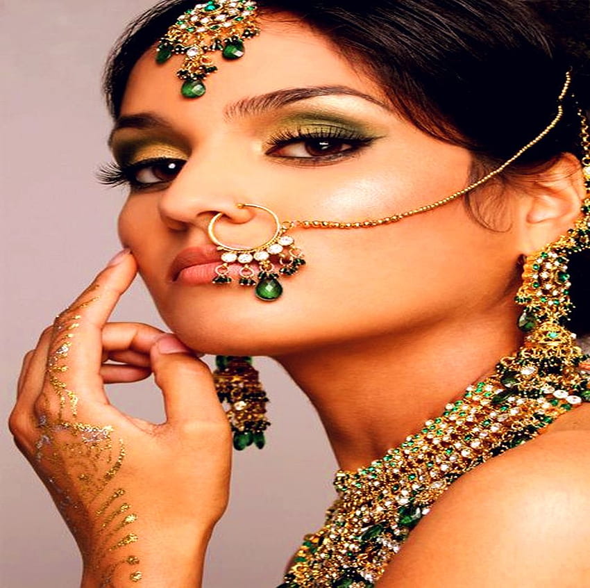 A BEAUTY.., jewerly, emerald, eyes, face, woman, beauty HD wallpaper