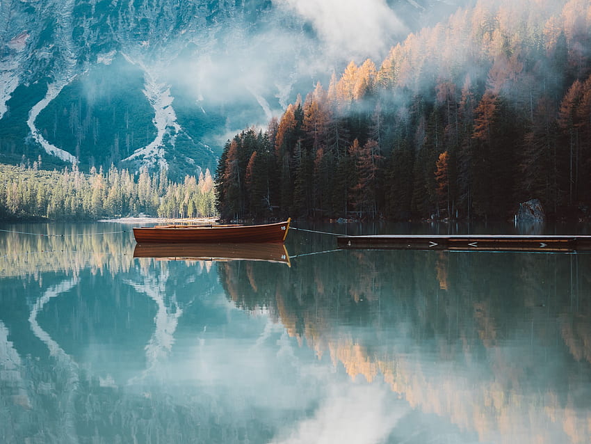 Natura, alberi, montagne, autunno, lago, barca Sfondo HD