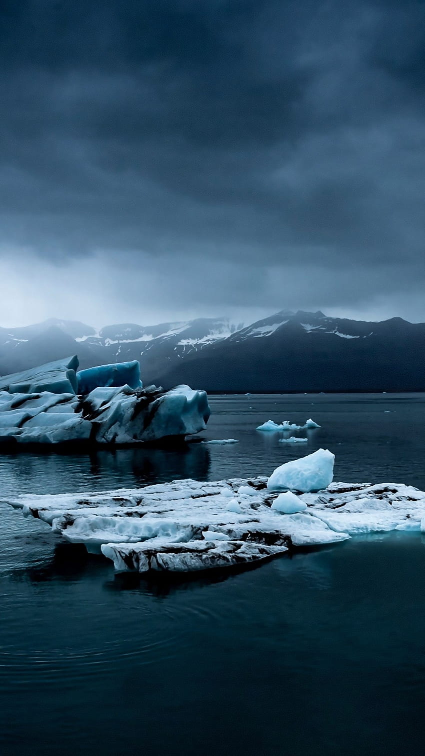 Islandia, iceberg, nubes oscuras para iPhone 8, iPhone 7 Plus, iPhone 6+, Sony Xperia Z, HTC One fondo de pantalla del teléfono