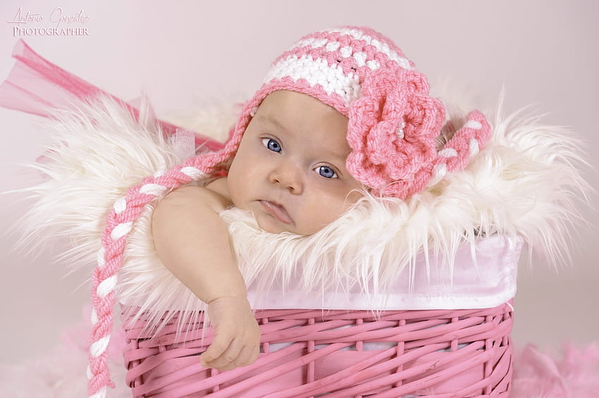 Bébé fille, blanc, mignon, bébé, fille, copil, petit, panier, rose, fleur, enfant, chapeau Fond d'écran HD