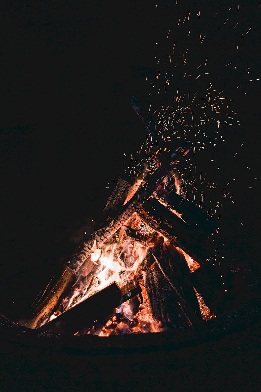 Feuer, Lagerfeuer, Dunkelheit, Funken, Dunkelheit, Brennholz HD-Handy-Hintergrundbild