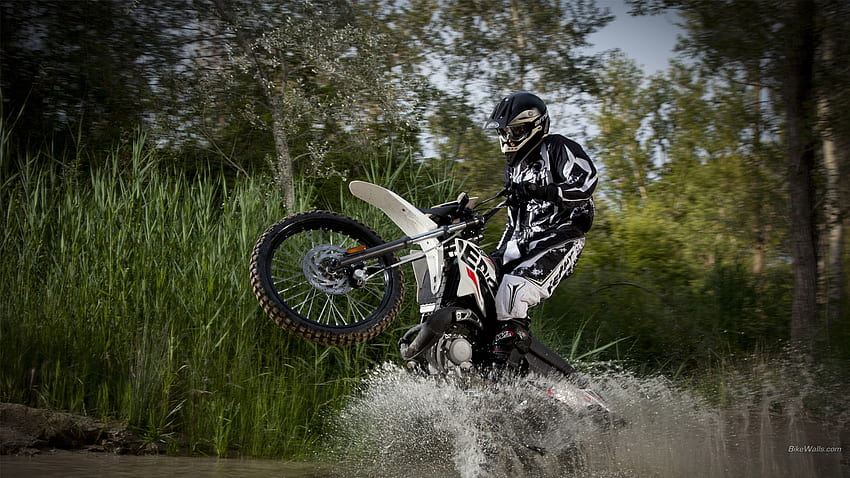 Derbi Dirtbike Wheelie Wasser HD-Hintergrundbild
