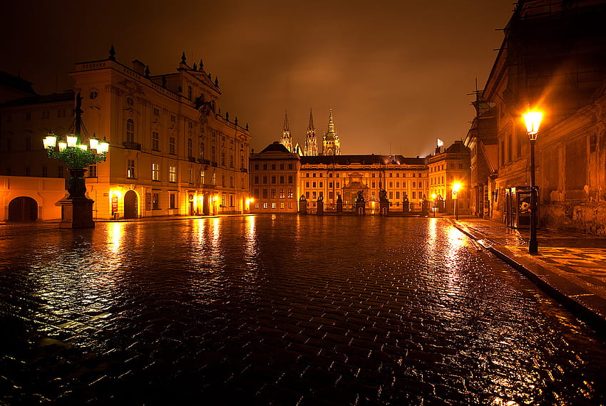 Замък през нощта, Прага, мокро, отражение, фенери, замък, калдъръмени камъни HD тапет