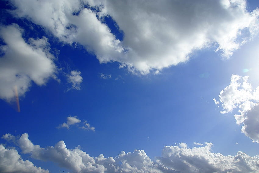blauer Himmel mit Wolken in voller hoher Auflösung in 16 HD-Hintergrundbild